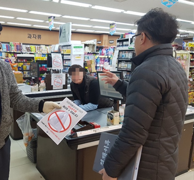 청소행정과-성남시 공무원이 한 슈퍼마켓에서 1회용 비닐봉지 사용 금지를 안내하고 있다.jpg